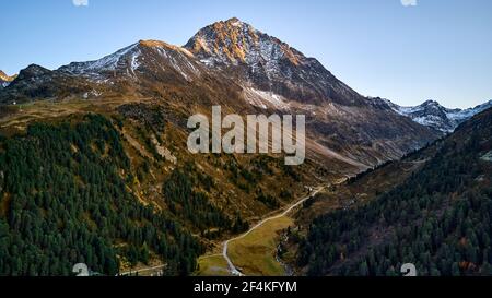 Eine schöne Landschaft von Bergen und Bäumen Stockfoto