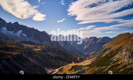 Eine schöne Landschaft von Bergen und Bäumen Stockfoto