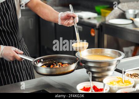 Restaurant kocht die Zubereitung von Speisen in der Küche Stockfoto