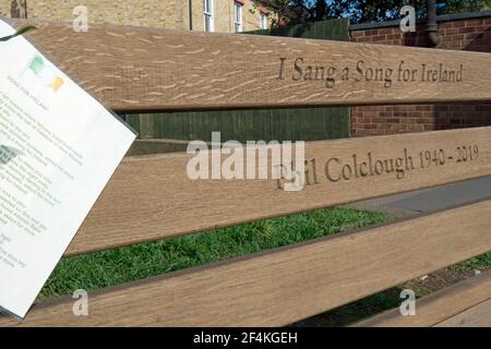 gedenkbank zum Gedenken an den Liedermacher phil colclough und zur Bezugnahme auf sein bekanntestes Lied, ein Lied für irland, in isleworth, london, england Stockfoto