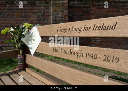 gedenkbank zum Gedenken an den Liedermacher phil colclough und zur Bezugnahme auf sein bekanntestes Lied, ein Lied für irland, in isleworth, london, england Stockfoto