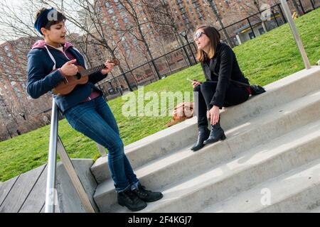 Jersey City, New Jersey, USA. Zwei Studentinnen genießen ihre Musikinstrumente. Stockfoto