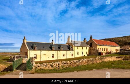 PORTSOY MORAY FIRTH ABERDEENSHIRE SCHOTTLAND MODERNISIERTE GEBÄUDE DER ALTEN SEGEL LOFT UND BRÜCKE ÜBER DEN KLEINEN BACH Stockfoto