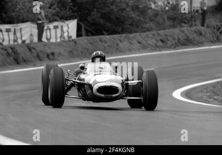 Graham HILL fährt BRM F1 Auto in voller Geschwindigkeit während 1965 Grand Prix de France, in Charade Circuit in der Nähe von Clermont-Ferrand. Stockfoto