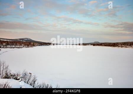 Schönes großes leeres weißes schneebedecktes Feld Stockfoto