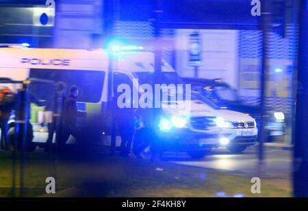 Wochenende in London. Was kann man am Wochenende in London machen?das andere, was man machen kann, ist eine Demo zu machen und einen Kampf mit der Polizei zu führen, damit man Spaß hat???? Einige Leute taten das nicht eine gute Idee, aber sie taten. Die Polizei war in ihren tausend und gegen zehn Uhr gingen alle nach Hause 21 märz 2021 Blitzbilder Stockfoto