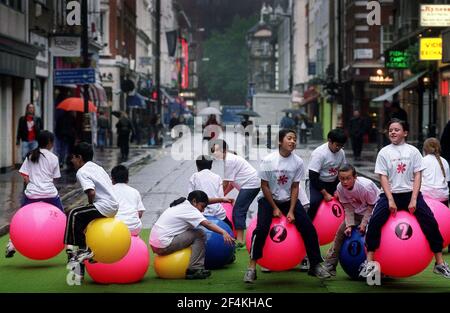 KINDER AUF RAUMTRICHTER IM ALTEN COMPTON ST BEI DER EINFÜHRUNG VON SOHO GREEN, EINER WOHLTÄTIGKEITSORGANISATION, UM EINEN VORZEIGEGARTEN IM HERZEN VON SOHO ZU SCHAFFEN. 19/9/01 PILSTON Stockfoto