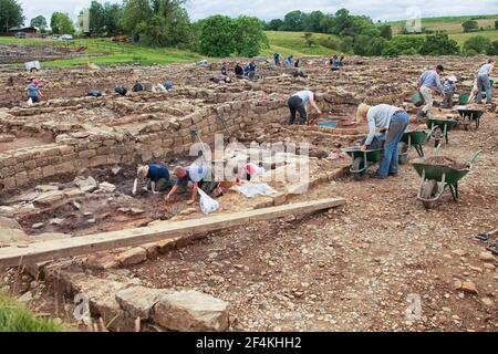 Nicht identifizierte Archäologen & Sommerschülern nehmen an Ausgrabungen bei an Teil Alte römische Festung & Siedlung in Roman Vindolanda in der Nähe von Hadrian's Wand Stockfoto