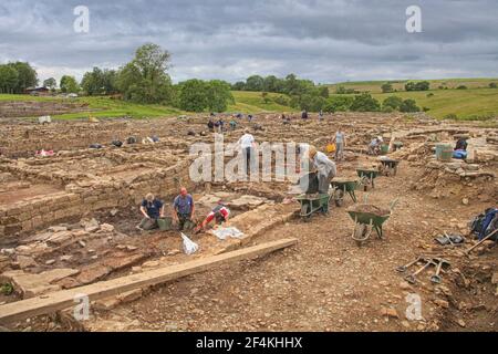 ROMAN VINDOLANDA-ENGLAND - Juli 12: nicht identifizierten Archäologen & Sommer Studenten Teilnahme an Ausgrabungen in einem alten römischen Kastells & Siedlung in Stockfoto