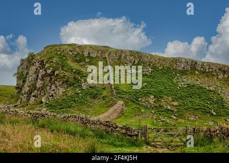 Ein Teil des Spaziergangs entlang Hadrians Wand dazwischen einmal gebraut Und Housesteads Stockfoto