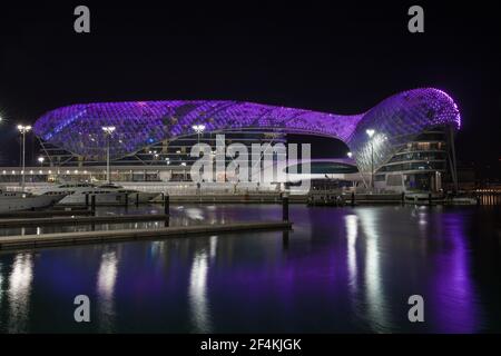 Vereinigte Arabische Emirate, Abu Dhabi, Yas Island, Blick auf den Yachthafen und Yas Viceroy Hotel Stockfoto