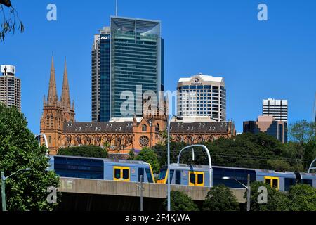 Sydney, NSW, Australien - 30. Oktober 2017: Öffentliche Eisenbahn, Bürogebäude und St. Mary's Cathedral Stockfoto