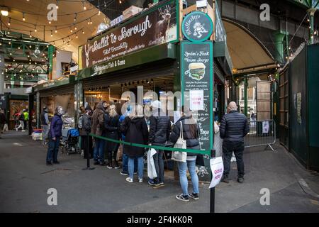 Die Kunden kehren an einem Frühlingstag zum Borough Market zurück, da die City of London versucht, ihre Geschäfte während der Coronavirus Lockdown 3rd, Großbritannien, wie gewohnt fortzusetzen Stockfoto