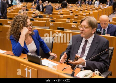 Brüssel, Belgien. Mitglied des Europäischen Parlaments, Frau Sofia in 't Veld und Herr Guy Verhofstadt bei einem Gespräch vor einer Plenarsitzung. Stockfoto