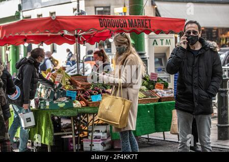 Die Kunden kehren an einem Frühlingstag zum Borough Market zurück, da die City of London versucht, ihre Geschäfte während der Coronavirus Lockdown 3rd, Großbritannien, wie gewohnt fortzusetzen Stockfoto