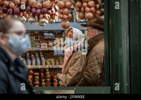 Die Kunden kehren an einem Frühlingstag zum Borough Market zurück, da die City of London versucht, ihre Geschäfte während der Coronavirus Lockdown 3rd, Großbritannien, wie gewohnt fortzusetzen Stockfoto