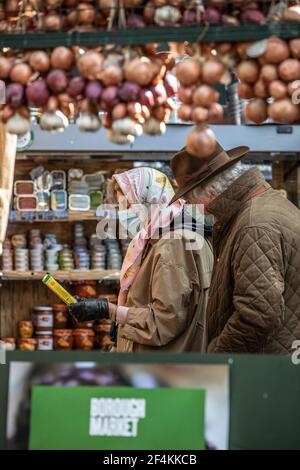 Die Kunden kehren an einem Frühlingstag zum Borough Market zurück, da die City of London versucht, ihre Geschäfte während der Coronavirus Lockdown 3rd, Großbritannien, wie gewohnt fortzusetzen Stockfoto