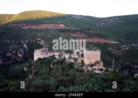 SPANIEN - Alt Penedés (Bezirk) - Katalonien - Barcelona. Mediona; Restos del castillo en medio de bello paraje natural Stockfoto