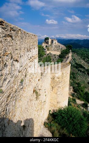 SPANIEN - La Costera (Kreis) - Autonome Region Valencia. Xàtiva - Játiva, vista hacia castillo menor, murallas Stockfoto