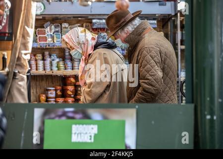 Die Kunden kehren an einem Frühlingstag zum Borough Market zurück, da die City of London versucht, ihre Geschäfte während der Coronavirus Lockdown 3rd, Großbritannien, wie gewohnt fortzusetzen Stockfoto