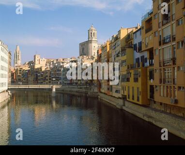 RIO OÑAR A SU PASO POR LA CIUDAD- FACHADAS POLICROMADAS DE LAS VIVIENDAS Y TORRE DE LA CATEDRAL. Lage: AUSSEN. GERONA. SPANIEN. Stockfoto