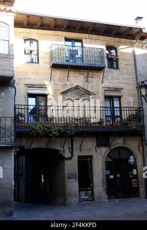 SPANIEN - Rioja alavesa (Kreis) - BASKENLAND - ALAVA. LaGuardia; Plaza Mayor porticada / Antiguo Ayuntamiento con blasón Imperial de Carlos V. Stockfoto