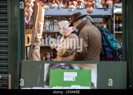 Die Kunden kehren an einem Frühlingstag zum Borough Market zurück, da die City of London versucht, ihre Geschäfte während der Coronavirus Lockdown 3rd, Großbritannien, wie gewohnt fortzusetzen Stockfoto