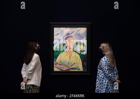 Galerieassistenten betrachten Selbstporträt mit Palette von Edvard Munch, geschätzt auf GBP 4,5-6,5 Millionen, bei Sotheby's in Mayfair, London, während einer Vorschau auf den Verkauf der modernen Renaissance, dem ersten großen Verkauf des Auktionshauses von 2021. Bilddatum: Montag, 22. März 2021. Stockfoto