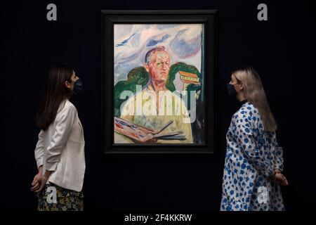 Galerieassistenten betrachten Selbstporträt mit Palette von Edvard Munch, geschätzt auf GBP 4,5-6,5 Millionen, bei Sotheby's in Mayfair, London, während einer Vorschau auf den Verkauf der modernen Renaissance, dem ersten großen Verkauf des Auktionshauses von 2021. Bilddatum: Montag, 22. März 2021. Stockfoto