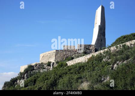 SPANIEN - Alt Penedés (Bezirk) - Katalonien - Barcelona. Subirats; Restos del castillo / castell; torre del homenaje Stockfoto