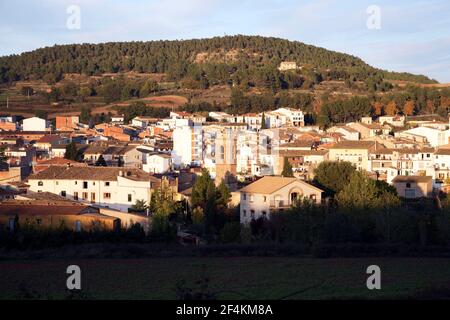 SPANIEN - Alt Penedés (Bezirk) - Katalonien - Barcelona. Mediona; vista del Pueblo al atardecer Stockfoto