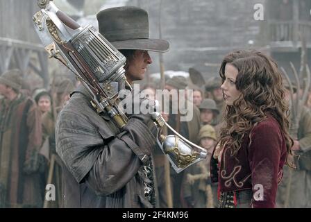 KATE BECKINSALE und HUGH JACKMAN in VAN HELSING (2004), Regie Stephen SOMMERS. Kredit: UNIVERSAL / MASI, FRANK / Album Stockfoto