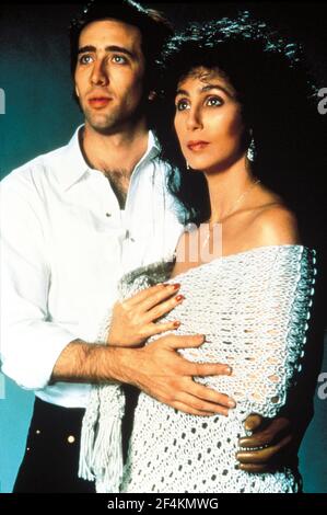 NICOLAS CAGE und CHER in MOONSTRUCK (1987), Regie: NORMAN JEWISON. Kredit: M.G.M / Album Stockfoto
