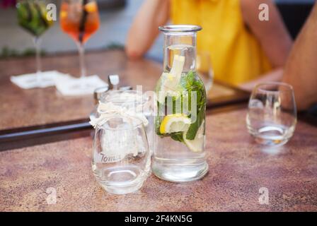 Sommergetränk - eine Flasche hausgemachter Limonade Stockfoto