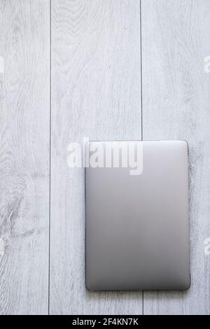 Ein Laptop auf einem weißen Holz - Schreibtisch oder Boden, kopieren Raum, ausgeschnitten, von oben, Metall, Zink, keine Menschen Stockfoto