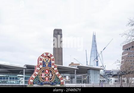 Abzeichen der London Chatham & Dover Railway (LCDR), Blackfriars Eisenbahnbrücke & Bahnhof, Shard, Tate Modern Schornstein, Baukräne, Southwark, London Stockfoto