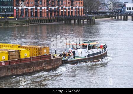 Müllabfuhr und Schlepper auf der Themse, mit Müllcontainern, Gabriel's Pier & Oxo Tower Wharf, South Bank, Southwark, London, Großbritannien Stockfoto