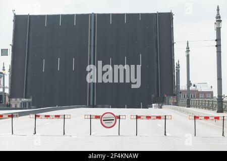 Warnschilder stehen in der Nähe einer erhöhten Spannweite einer Zugbrücke. Blagoweschtschensky Brücke, die erste dauerhafte Brücke über den Fluss Newa in Saint gebaut Stockfoto
