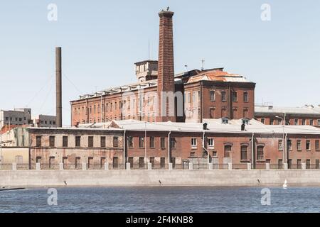 Industriegebäude der ehemaligen Gutuewskaja Tuchmanufaktur auf dem Jekateringofka Flussufer in Sankt-Petersburg, Russland. Die ersten Gebäude waren Stockfoto