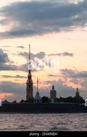 Peter und Paul Festung Silhouette bei weißer Nacht, eines der beliebtesten Wahrzeichen von Sankt Petersburg, Russland Stockfoto