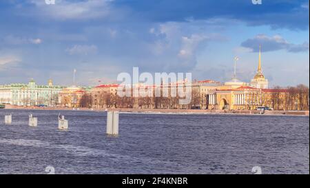 Klassische Ansicht der Neva-Flussküste mit Admiralität, Sankt Petersburg, Russland Stockfoto