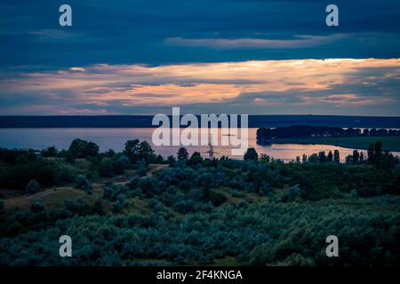 Sonnenuntergang über dem Dorf von oben gesehen. Der bunte Himmel und die Sonnenuntergänge Atmosphäre ist magisch Stockfoto