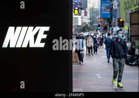 Hongkong, China. März 2021, 21st. Fußgänger gehen an der amerikanischen multinationalen Sportbekleidungsmarke, dem Nike Store und seinem Logo in Hongkong vorbei. (Foto von Budrul Chukrut/SOPA Images/Sipa USA) Quelle: SIPA USA/Alamy Live News Stockfoto