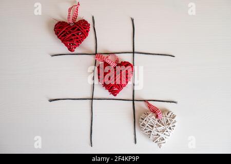 Noughts und Kreuze Spiel mit Herzen für Valentinstag Stockfoto