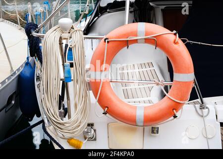 Lifebuoy orange im Motorboot. Konzept Rettung auf dem Wasser im Sommer. Stockfoto