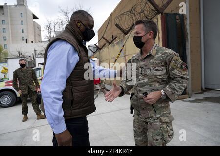 Kabul, Afghanistan. März 2021, 22nd. Verteidigungsminister Lloyd J. Austin III begrüßt den Kommandanten der Resolute Support Mission der NATO und der US-Streitkräfte - Afghanistan, Armeegeneral Scott Miller, bei der Ankunft am Resolute Support Headquarters in Kabul, Afghanistan, am 21. März 2021. Foto von Lisa Ferdinando/DoD/UPI Credit: UPI/Alamy Live News Stockfoto