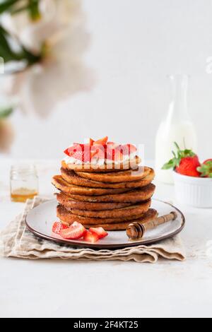 Stapel von french Toast mit Quark, Honig und Erdbeeren zum Frühstück. Selektiver Fokus Stockfoto