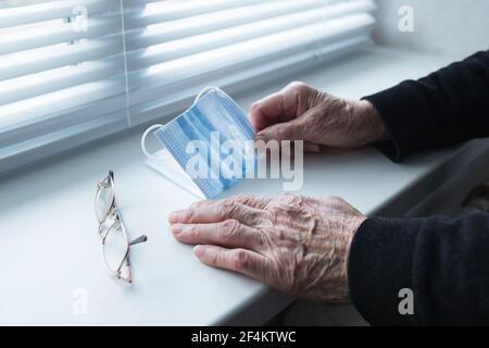 Alte Menschen während der Quarantäne verbringen Zeit meist zu Hause. Stockfoto