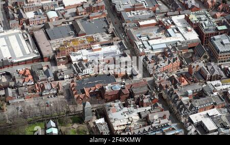 Luftaufnahme des Stadtzentrums von Chester mit Blick auf Eastgate in Richtung Foregate Street, Cheshire, Großbritannien Stockfoto