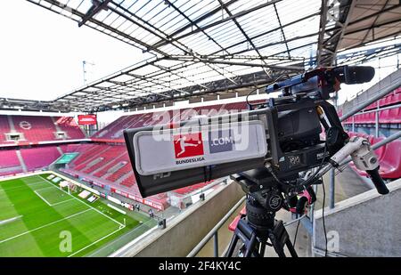 Fussball, Bundesliga, Deutschland, Herren, Saison 2020/2021, 26. Spieltag, Rhein Energie Stadion Kšln, 1. FC Kšln (weiss) - Borussia Dortmund (gelb) 2 Stockfoto